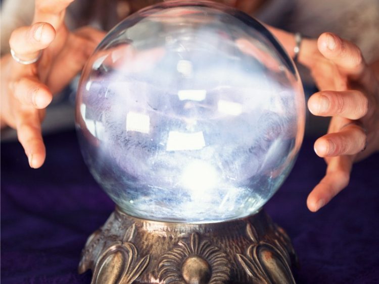 Une voyante, on voit juste les mains et la boule de crystal.
