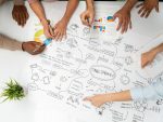 Groupe de gens d’affaires créant une stratégie marketing.