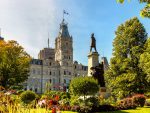 Une photo d'un bâtiment officiel québécois.