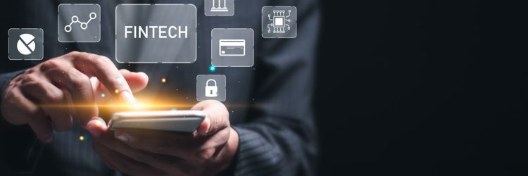 Un homme tenant son téléphone dans les mains, au-dessus on voit écrit dans un cadre Fintech et on voit pleins de logo: une carte de crédit, un dessin de placement, un cadena, etc.