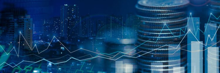 Un graphique de bourse en transparence. Derrière on voit une ville et une pile de pièces.