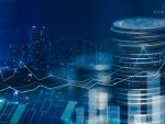 Un graphique de bourse en transparence. Derrière on voit une ville et une pile de pièces.