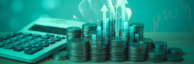 Des piles de pièces posées à côté d'une calculatrice. En transparence, on voit des dessins de flèches qui vont vers le haut et un doigt.