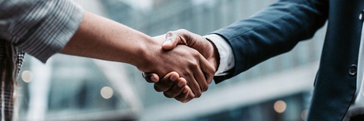 Deux hommes d'affaires qui se serrent la main.