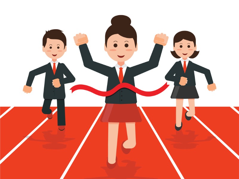 Deux femmes et un homme habillé en vêtement propre font une course. Une des deux femmes a gagné.