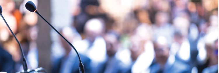 Conférencier lors d'une conférence d'affaires, d'une présentation d'entreprise, d'un atelier, d'une formation en coaching, d'une conférence de presse, d'une réunion d'entreprise, d'un événement public ou politique. Concept de prise de parole en public.