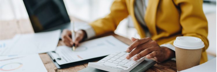 Les jeunes femmes asiatiques travaillent avec des papiers financiers à la maison comptent sur calculatrice avant de payer les reçus d’impôts en ligne, la planification du budget heureux de trouver une chance d’économiser de l’argent.