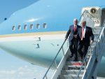 Donald Trump descend d'un avion