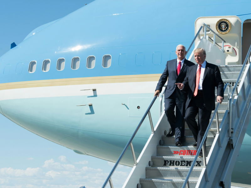 Donald Trump descend d'un avion