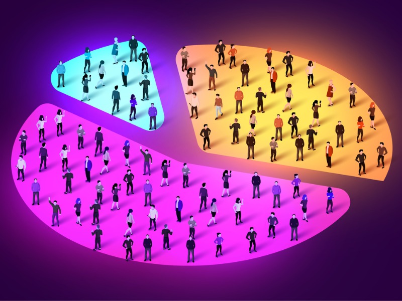 Les gens se pressent sous forme de graphique à secteurs composé de gens. Concept statistique.