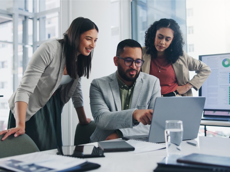 Travail d’équipe, réunion et idées de solution ou de décision pour l’entreprise, le lieu de travail ou l’entreprise. Groupe, personnes et discussion avec la technologie dans la planification, la collaboration pour la croissance dans le brainstorm.