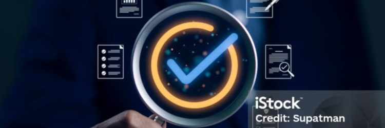 Homme d’affaires tenant la main loupe mise au point standard contrôle de la qualité certification assurance garantie symbole. Gestion de la qualité avec assurance qualité et contrôle de la qualité. Standardisation.