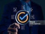 Homme d’affaires tenant la main loupe mise au point standard contrôle de la qualité certification assurance garantie symbole. Gestion de la qualité avec assurance qualité et contrôle de la qualité. Standardisation.