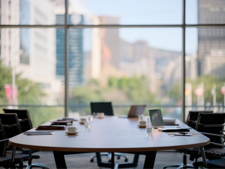 haises, table et technologie dans la salle de conférence vide du bureau de l’entreprise pour une réunion avec vue sur la fenêtre. Meubles, intérieur et nature morte bureau avec personne sur le lieu de travail de l’entreprise pour la carrière prof.