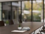 Image en gros plan d’une table de réunion en bois dur dans une salle de réunion moderne et spacieuse. Espace de travail professionnel.