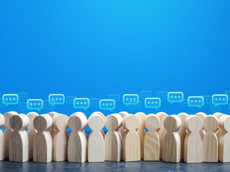 Les gens figures avec des nuages commentaire au-dessus de leurs têtes. Communication sociale. Échange d’informations. Rumeurs et ragots. Parlez et discutez. Discussion et dialogue. Sondage d’opinion publique. Règlement des différends.