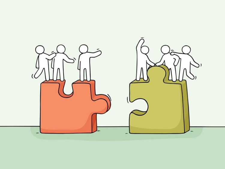 Des petits personnages debout sur des pièces de puzzle qui vont s'emboîter