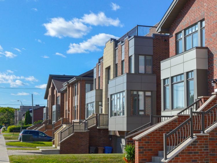 Une rue bordée de maisons.