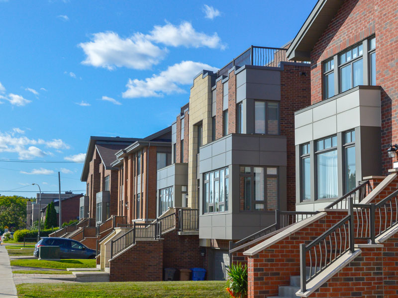 Une rue bordée de maisons.