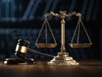 Maillet, gavel, marteau et balance sur une table. Illustration 3d Render.