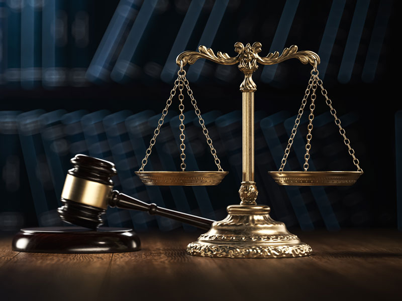 Maillet, gavel, marteau et balance sur une table. Illustration 3d Render.