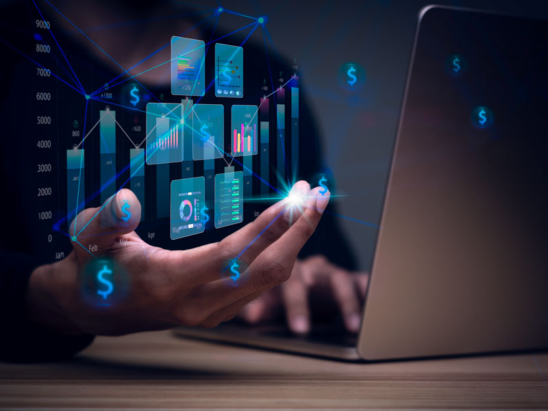 Homme d'affaires travaillant avec un système d'analyse et de gestion de données sur ordinateur, gestion de documents en ligne et mesures connectées à une base de données. Stratégie d'entreprise pour les finances, les opérations et les ventes..