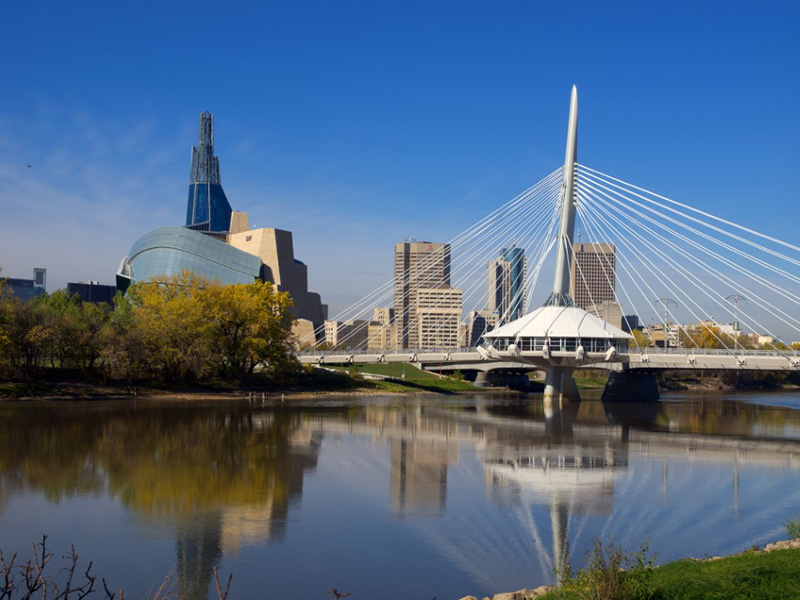 Pont blanc au-dessus de l'eau avec un ciel bleu éclatant