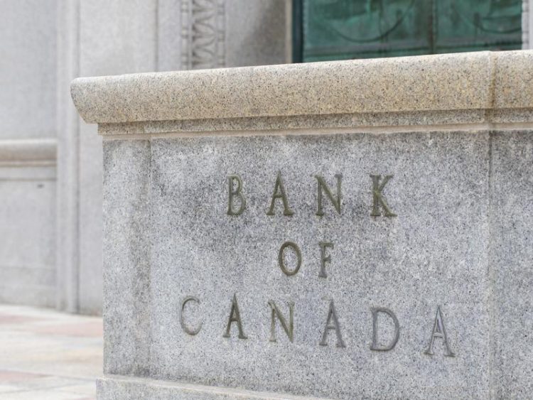 Inscription “Bank of Canada” gravée dans une façade de pierre grise.