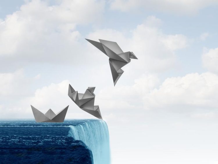 Origamis en forme de bateau, chat et oiseau s’élançant au-dessus d’une chute d’eau, évoquant la transformation, le risque et l’évolution.