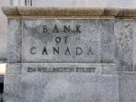 Mur de pierre gravé portant l’inscription « Bank of Canada » et l’adresse « 234 Wellington Street ».