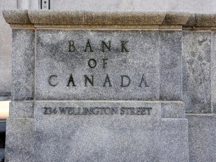 Mur de pierre gravé portant l’inscription « Bank of Canada » et l’adresse « 234 Wellington Street ».