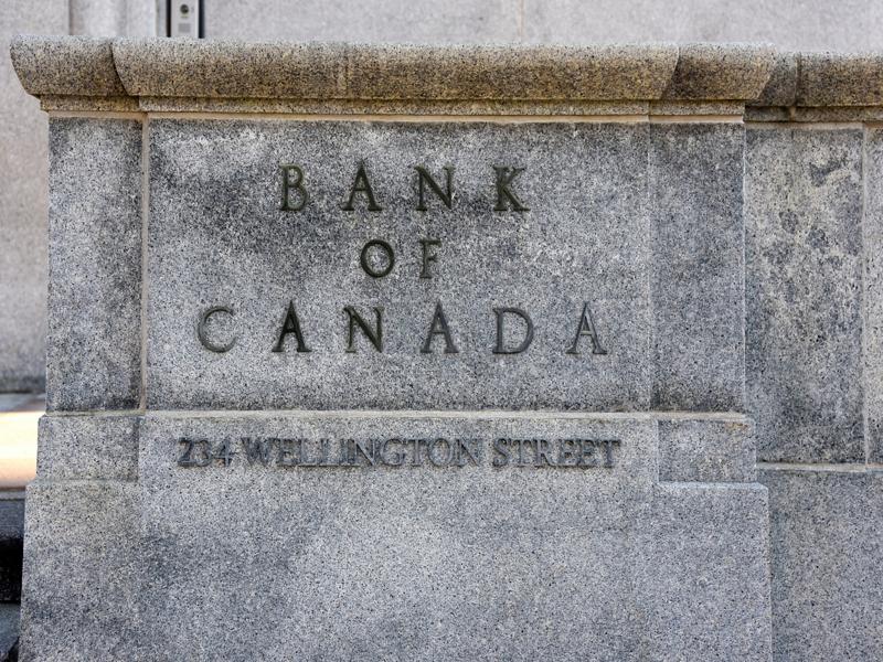 Mur de pierre gravé portant l’inscription « Bank of Canada » et l’adresse « 234 Wellington Street ».