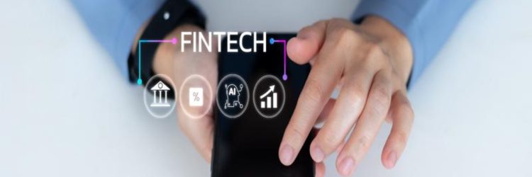 Gros plan sur une personne en veste bleue utilisant un smartphone. Le mot FINTECH apparaît en surimpression, accompagné d’icônes symbolisant la banque, les taux, l’intelligence artificielle et la croissance.