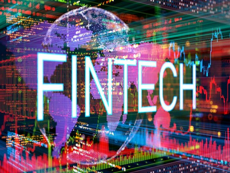 Texte lumineux "FINTECH" superposé à un globe numérique et à des données financières colorées.