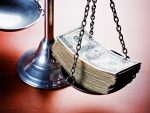 Balance de la justice avec une liasse de billets de 100 dollars américains, symbolisant le coût de la justice.