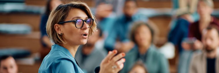 Conférencière faisant une présentation lors d’un séminaire d’entreprise au centre des congrès.