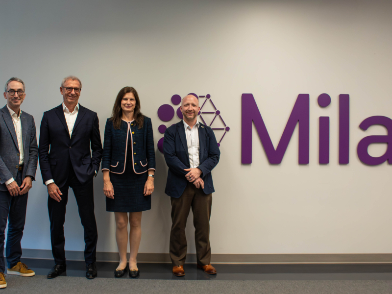 L'équipe de Mila, à côté d'un logo Mila.