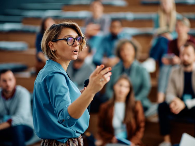 Conférencière faisant une présentation lors d’un séminaire d’entreprise au centre des congrès.