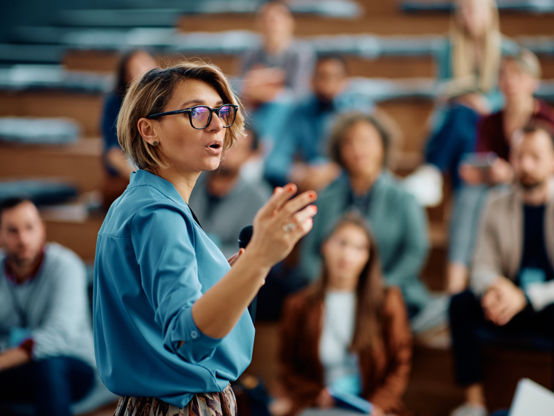 Conférencière faisant une présentation lors d’un séminaire d’entreprise au centre des congrès.