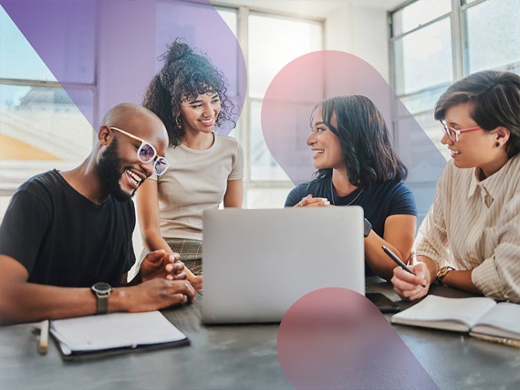 Des personnes assises à une table avec un ordinateur portable et des cahiers, en pleine discussion.