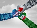 Trois gants de boxe aux couleurs des drapeaux américain, canadien et mexicain s’entrechoquent, représentant les tensions, négociations et rivalités commerciales entre ces pays.