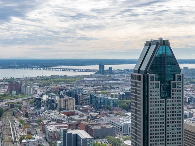 Vue aérienne du bâtiment 1000 De La Gauchetière à Montréal, au Canada, et du fleuve Saint-Laurent.