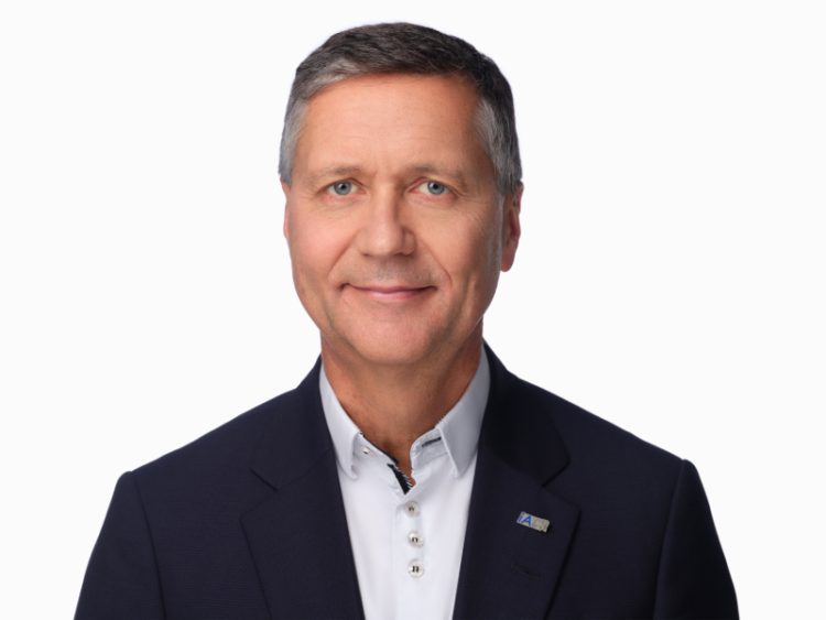 Photo portrait de Denis Ricard.