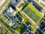 Panneaux solaires sur le toit d'un immeuble de bureaux écologique en milieu urbain