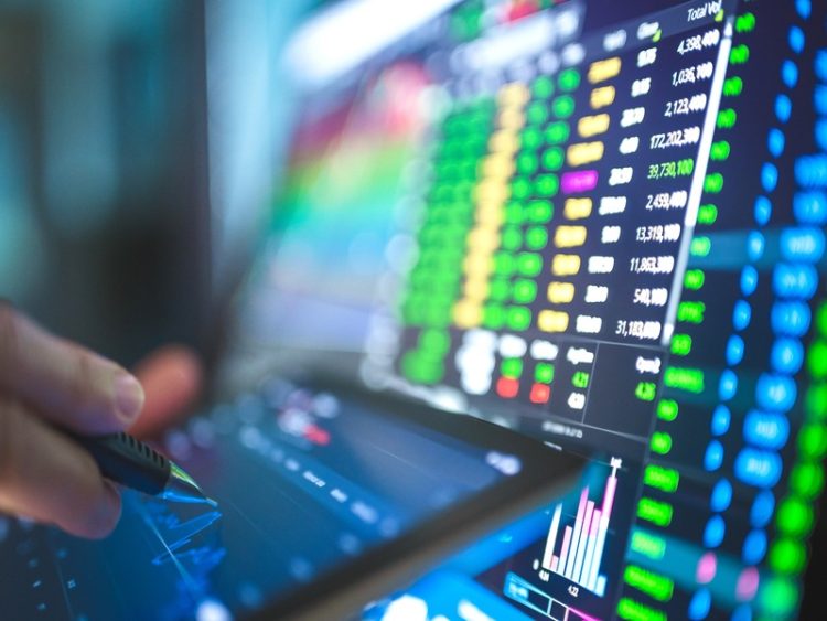 Écran affichant des données boursières et graphiques financiers, représentant l’analyse de marché et la prise de décision.