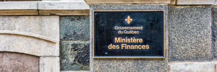 Vieille ville de rue avec l’entrée du ministère des Finances Gouvernement.