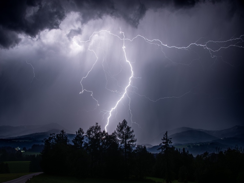 Éclair frappant le sol lors d’un violent orage nocturne.