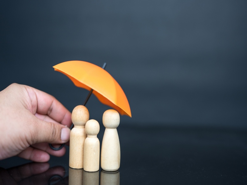 Conseiller en assurance protégeant une famille contre les risques financiers.