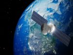 Satellite dans la station spatiale en orbite autour de la Terre.