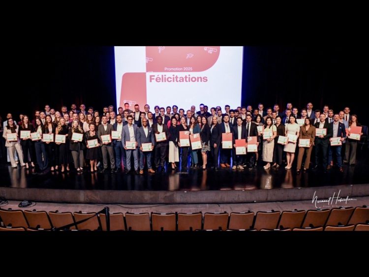 Photo de groupe officielle de la cohorte 2025 de planificateurs financiers de l’Institut de planification financière. Les diplômés posent sur scène lors d’une cérémonie de remise de certificats, chacun tenant son diplôme, sous une bannière « Félicitations – Promotion 2025 ». L’ambiance est professionnelle et festive, illustrant l’aboutissement de leur formation.